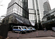 Policijas automašīnas pie "Deutsche Bank" biroja ēkām Frankfurtē, Vācijā.