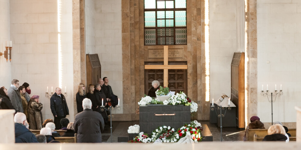 FOTO: Rīgas krematorijā atvadās no aktiera Arno Upenieka