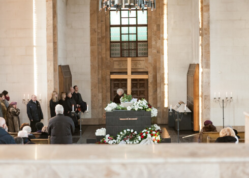FOTO: Rīgas krematorijā atvadās no aktiera Arno Upenieka