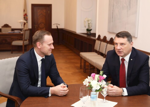 Valsts prezidents Raimonds Vējonis (no labās) un partijas "KPV LV" Ministru prezidenta amata kandidāts Aldis Gobzems tikšanās laikā Rīgas pilī.