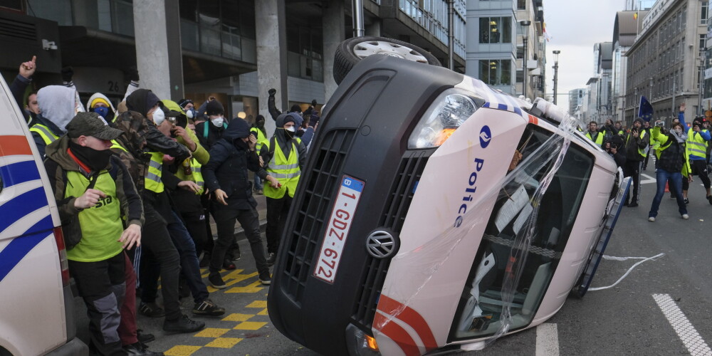 Apgāzta policijas mašīna protestos Briseles centrā.