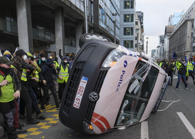Briselē izraisījušās policijas un "dzelteno vestu" sadursmes
