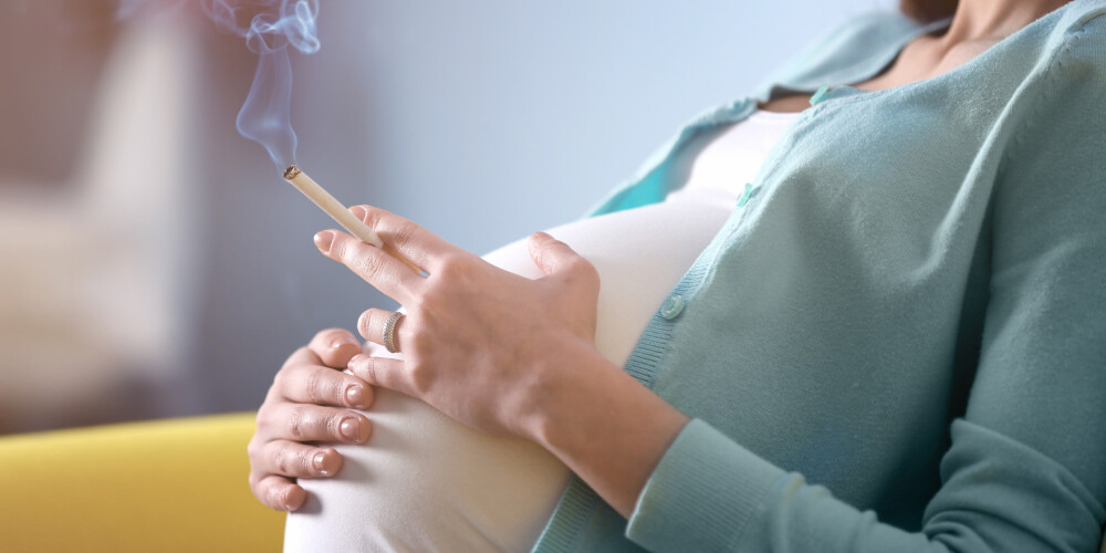 Ginekoloģe atklāti par to, kādi riski rodas, ja smēķē pāris, kas kļūs par vecākiem