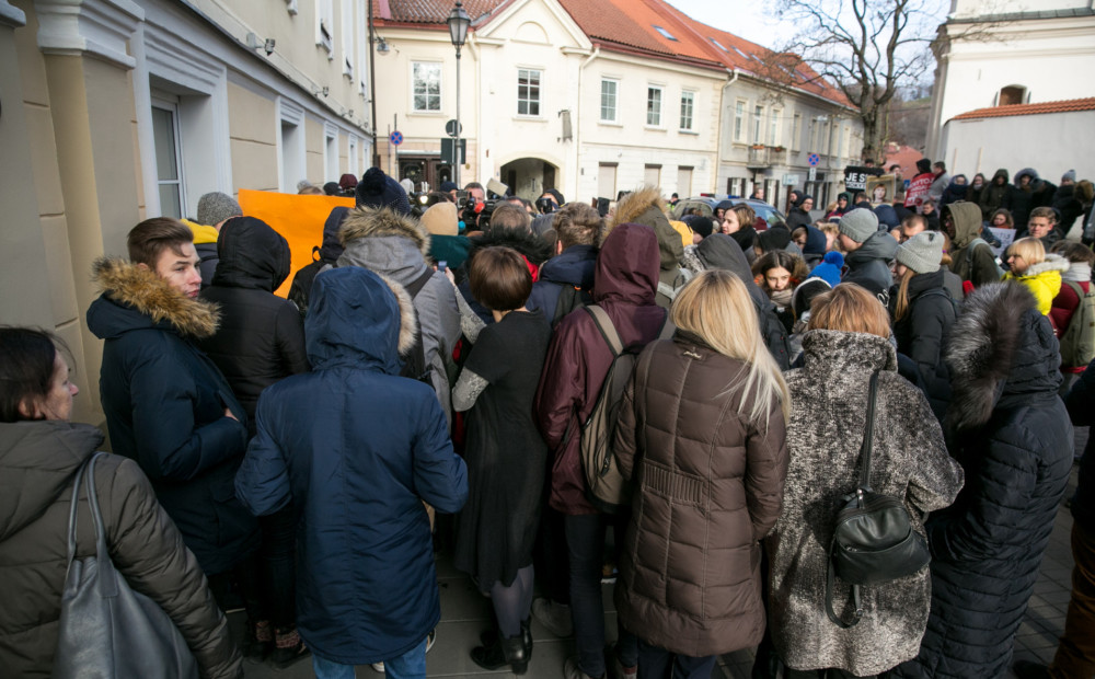 Lietuvas skolotāji protestē pie Seima ēkas un gatavojas nakšņot Izglītības ministrijā