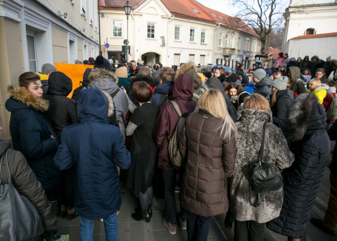 Lietuvas skolotāji protestē pie Seima ēkas un gatavojas nakšņot Izglītības ministrijā