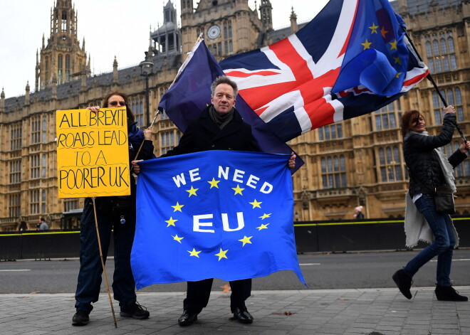 Protestējot pret "Brexit", Lielbritānijas valdību pamet jau devītais ministrs