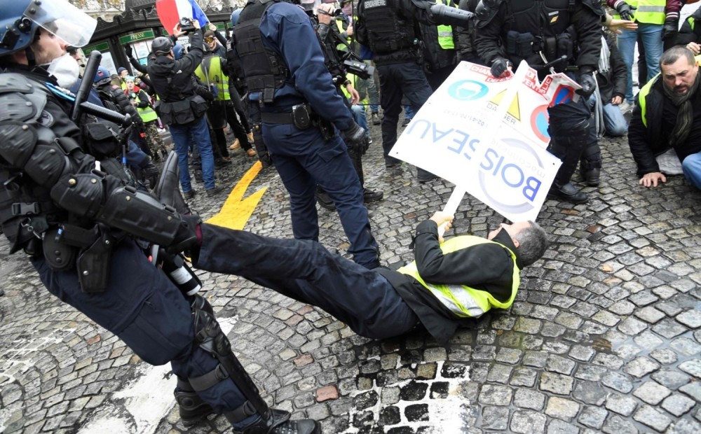 Policija Parīzē pielieto asaru gāzi pret protestētājiem