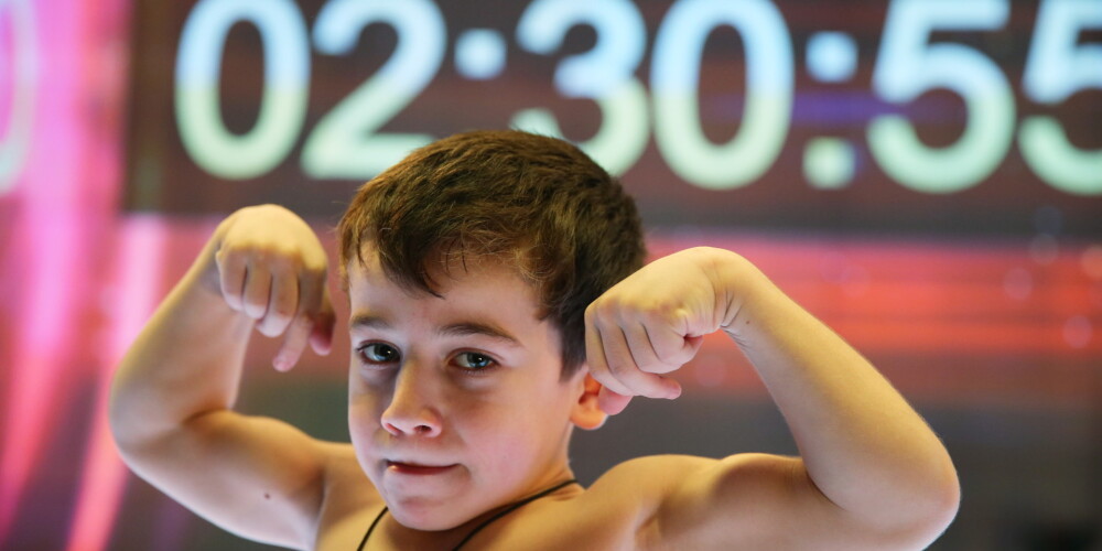 Piecgadīgais spēkavīrs no Čečenijas pārspēj sešus pasaules rekordus