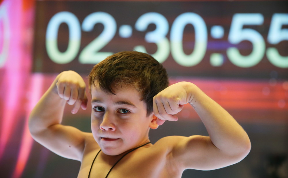 Piecgadīgais spēkavīrs no Čečenijas pārspēj sešus pasaules rekordus