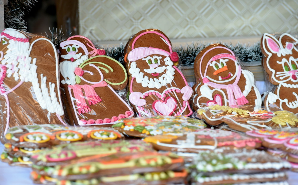 FOTO: karstvīns, vilnas cimdi un piparkūku smarža: Rīgā sāk darboties Ziemassvētku tirdziņi