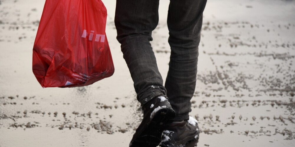 Vāc parakstus par plastmasas maisiņu pilnīgu aizliegumu lielveikalos