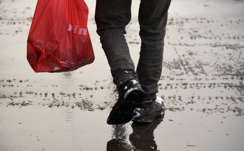 Vāc parakstus par plastmasas maisiņu pilnīgu aizliegumu lielveikalos