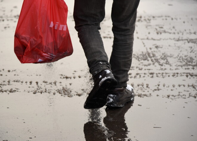 Vāc parakstus par plastmasas maisiņu pilnīgu aizliegumu lielveikalos