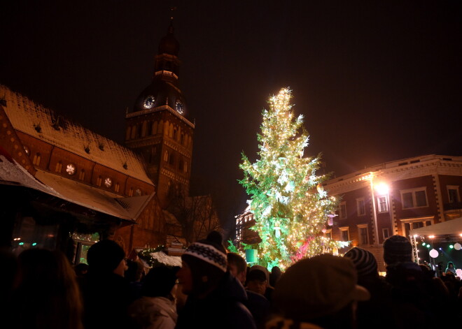 Vecrīgas Ziemassvētku tirdziņā Doma laukumā tiek iedegta Rīgas galvenā Ziemassvētku egle.