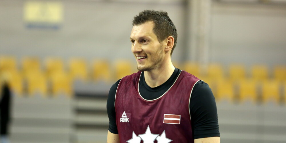 Jānis Blūms atmodina komandu un izglābj Latvijas izlasi ļoti svarīgā spēlē