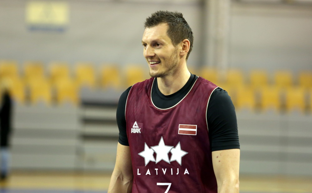 Jānis Blūms atmodina komandu un izglābj Latvijas izlasi ļoti svarīgā spēlē