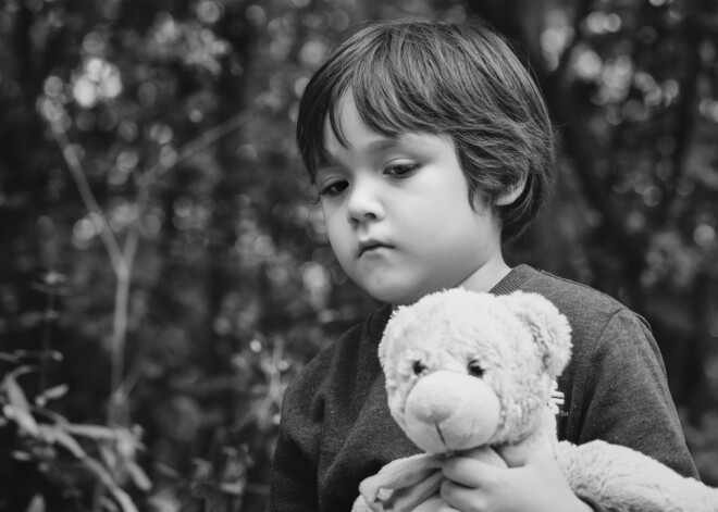 "Kas būs, kad es nomiršu?" Psihologi skaidro, kā bērnam izstāstīt nāves faktu