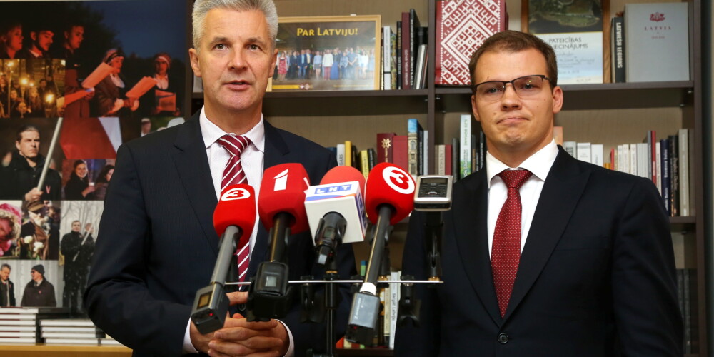 Apvienības "Attīstībai/Par!" premjera amata kandidāts, Eiropas Parlamenta deputāts Artis Pabriks (no kreisās) un nacionālās apvienības "Visu Latvijai!"-"Tēvzemei un brīvībai"/LNNK priekšsēdētājs Raivis Dzintars.