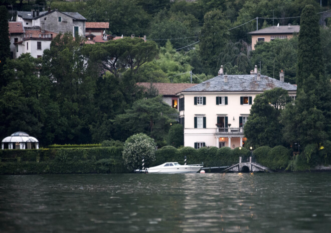 Klūniju villa pie Komo ezera Itālijā, kur šā gada augustā slepenā vizītē bija devušies princis Harijs un Megana Mārkla.