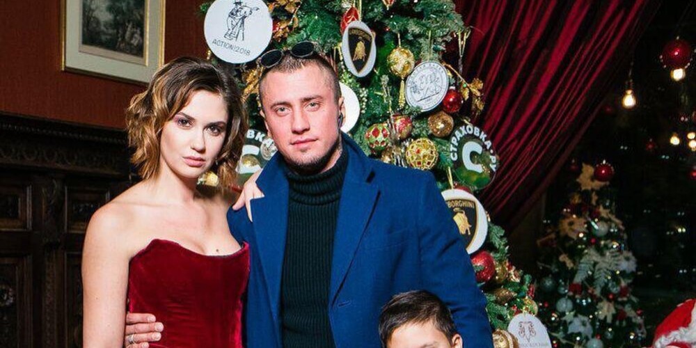 Семейный выход: Павел Прилучный появился на мероприятии с женой и сыном