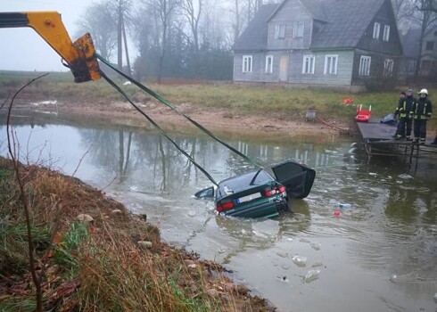 Baisa traģēdija pie Šauļiem - mazas meitenes tēvs pēc avārijas atstājis viņas māti auto noslīkstam dīķī