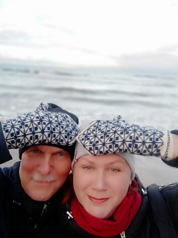 Valsts svētkos Andris un Oksana pārsteidza ar dzīvespriecīgu fotosesiju sociālajos tīklos, kurā abi redzami rakstainos dūraiņos - tos adījusi Sandra.