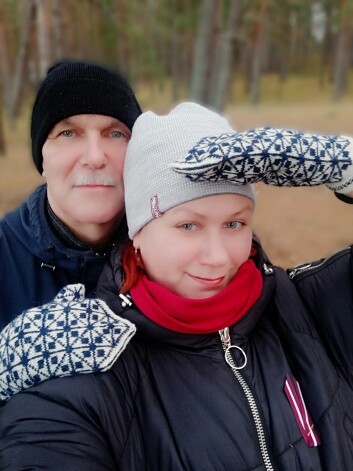 Valsts svētkos Andris un Oksana pārsteidza ar dzīvespriecīgu fotosesiju sociālajos tīklos, kurā abi redzami rakstainos dūraiņos - tos adījusi Sandra.