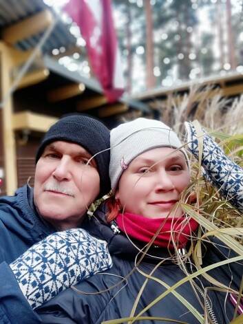 Valsts svētkos Andris un Oksana pārsteidza ar dzīvespriecīgu fotosesiju sociālajos tīklos, kurā abi redzami rakstainos dūraiņos - tos adījusi Sandra.