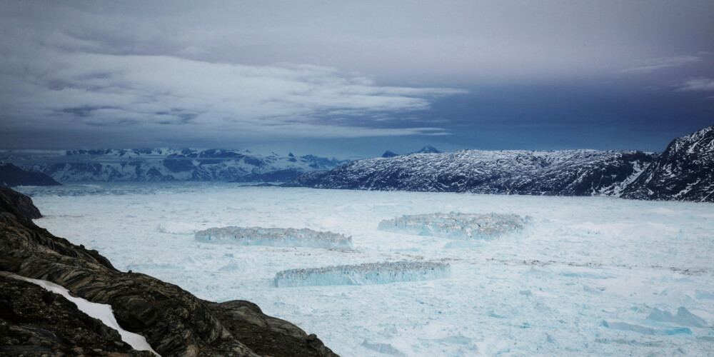 Biedējoši pētnieku secinājumi: Grenlandes ledus sega kūst bezprecedenta ātrumā