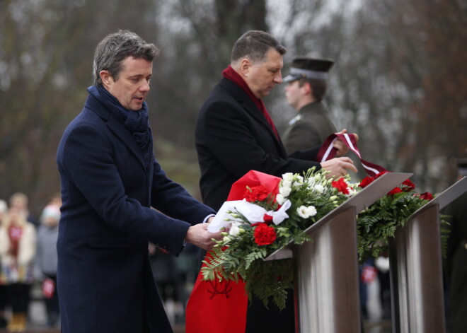 Dānijas kroņprincis Frederiks (no kreisās) un Latvijas prezidents Raimonds Vējonis svinīgajā ziedu nolikšanas ceremonijā pie Brīvības pieminekļa.