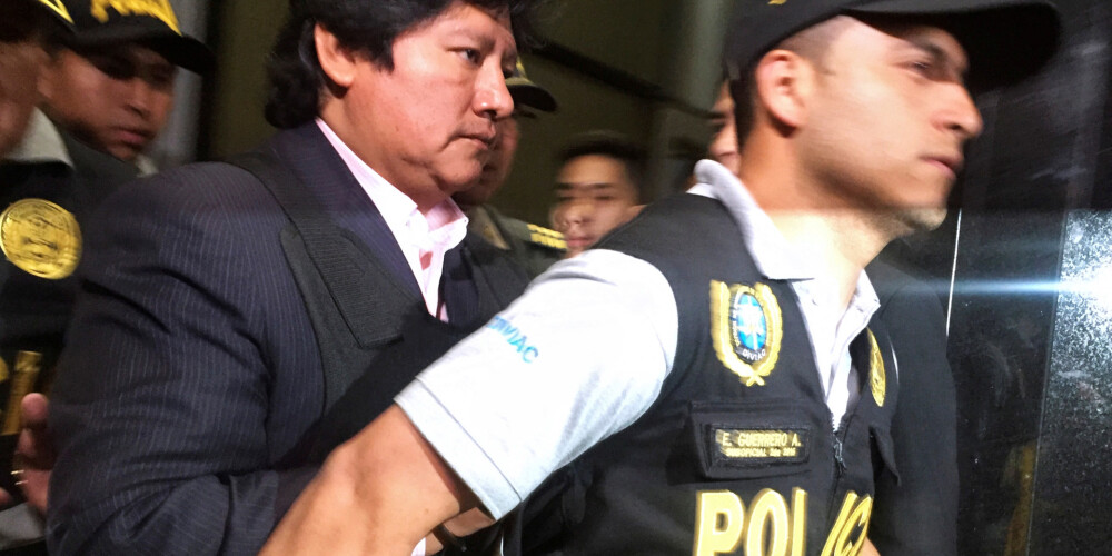 VIDEO: aizdomās par korupciju aizturēts Peru futbola federācijas prezidents