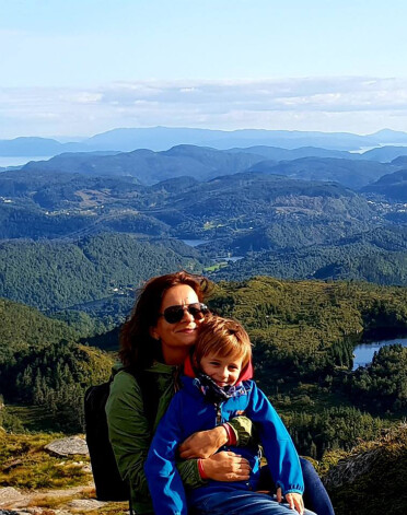 Agnese ar dēlu Augustu, Rūdolfa un Zelmas mazmazdēlu, Norvēģijā 2018. gadā.