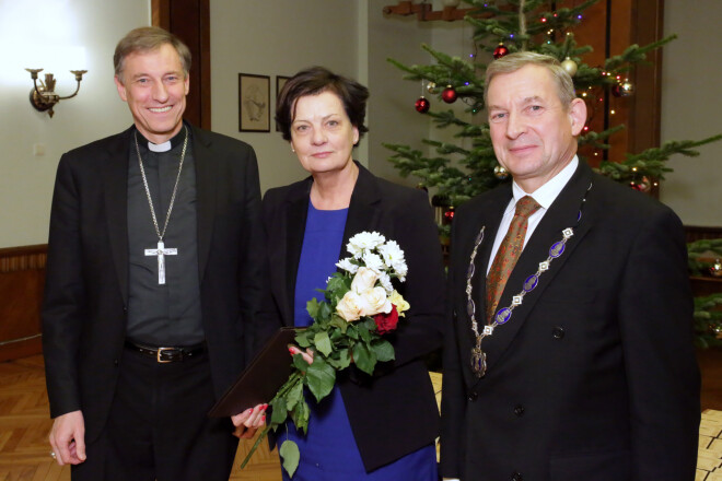 Ausma Cimdiņa ar Latvijas Zinātņu akadēmijas prezidentu Ojāru Spārīti un arhibīskapu Zbigņevu Stankēviču, saņemot Latvijas Zinātņu akadēmijas īstenā locekļa diplomu 2017. gadā.