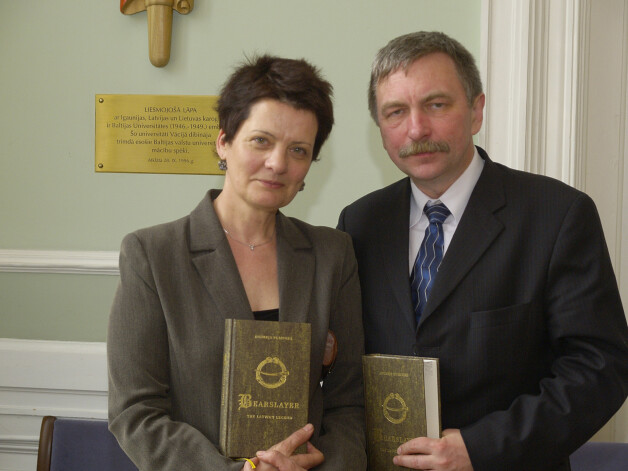 Ausma Cimdiņa 2007. gadā, kopā ar LU pašreizējo rektoru profesoru Indriķi Muižnieku.