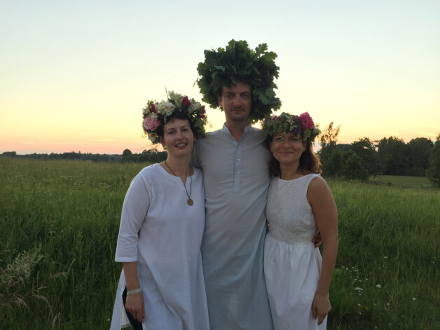 Nesaraujamā trīsvienība - brālis un māsas. Rūdolfs, Agnese un Ginta Vecpiebalgā Līgo vakarā 2017. gadā.