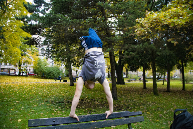 Drīz pēc nelaimes Aleksandrs iemācījās staigāt uz rokām.