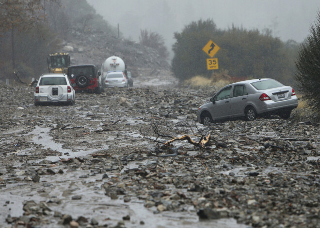 VIDEO: plūdu straumes pārvērš dubļu vannā slavenību iemīļoto Malibu