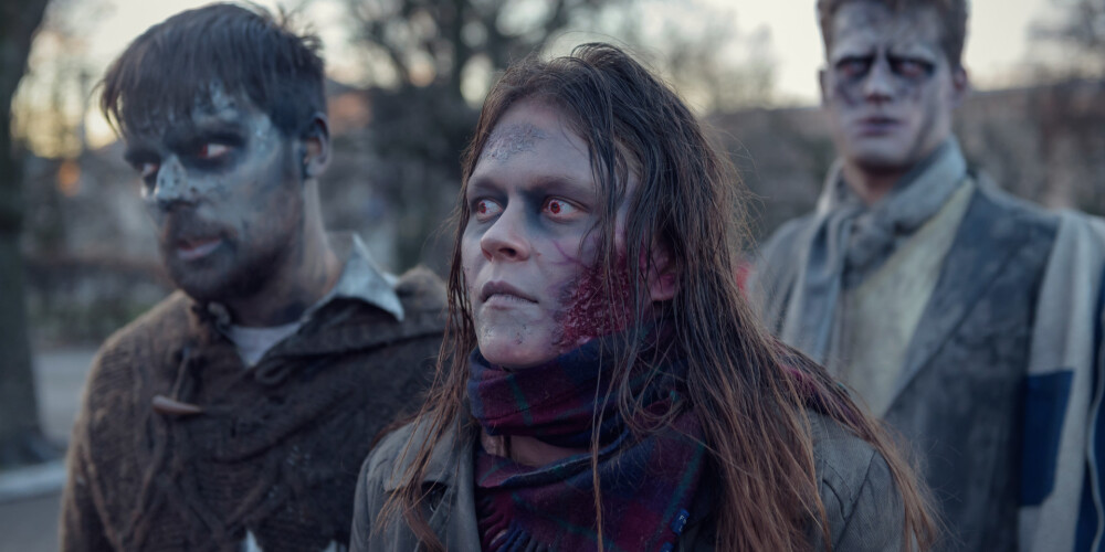 VIDEO: zombiji iziet Rīgas ielās, aicinot nelietot mobilos telefonus pie stūres