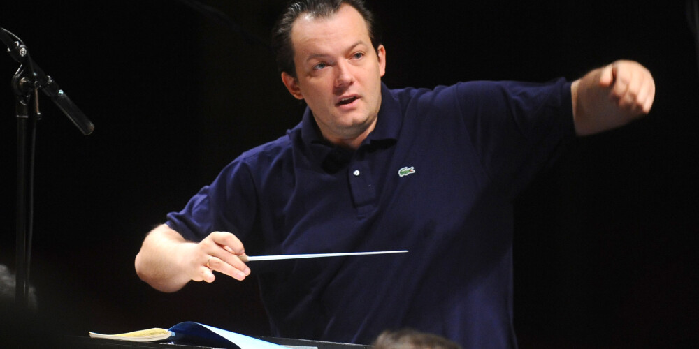 Diriģents Andris Nelsons Birmingemas simfoniskā orķestra mēģinājuma laikā pirms koncerta ar izcilo latviešu vijolnieci Baibu Skridi Latvijas Nacionālajā operā.