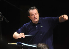 Diriģents Andris Nelsons Birmingemas simfoniskā orķestra mēģinājuma laikā pirms koncerta ar izcilo latviešu vijolnieci Baibu Skridi Latvijas Nacionālajā operā.