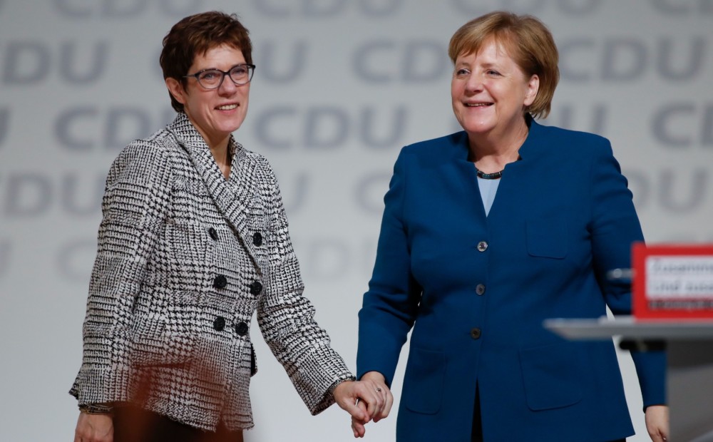 Merkele lēnām pamet politiku: ievēlēta viņas pēctece kristīgo demokrātu priekšsēža krēslā