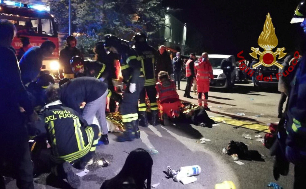Traģiska nakts Itālijā: naktsklubā panikas izraisītā drūzmā gājuši bojā seši cilvēki