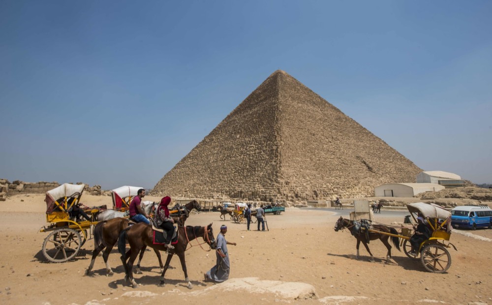 Ēģiptiešus sadusmo mīlnieki, kas, uzrāpjoties vienā no Gīzas piramīdām, izģērbušies kaili