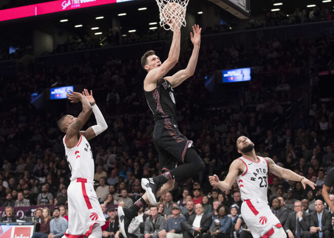 Kurucs ar sešiem punktiem palīdz "Nets" negaidīti uzveikt NBA līderi "Raptors"