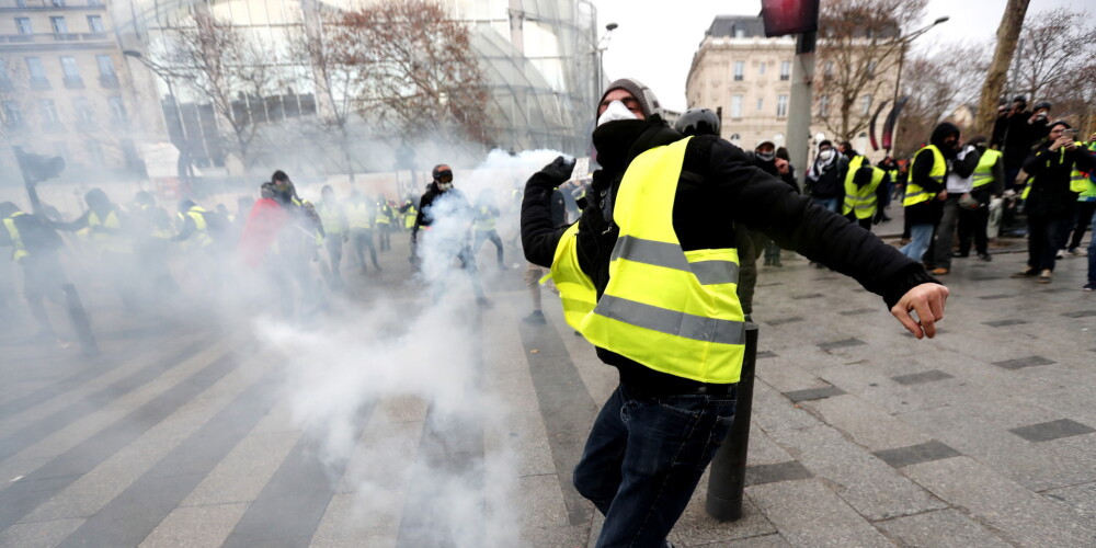 Francijā "dzelteno vestu" protestos 135 ievainotie un gandrīz 1400 aizturēto