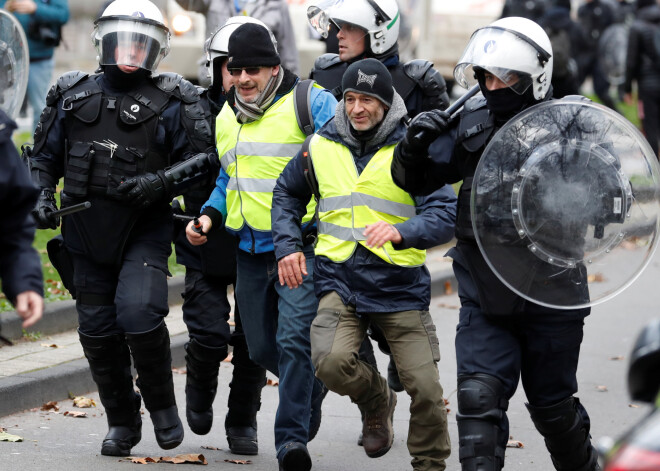 Briselē "dzelteno vestu" protestos aizturēti 70 cilvēki; sākušās sadursmes ar policiju