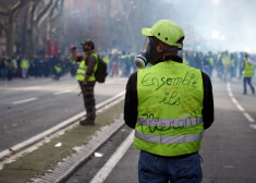 Pēc miermīlīga demonstrācijas sākuma Tulūzā, Francijā, "dzelteno vestu" protesti sestdien izvērtās grautiņos.