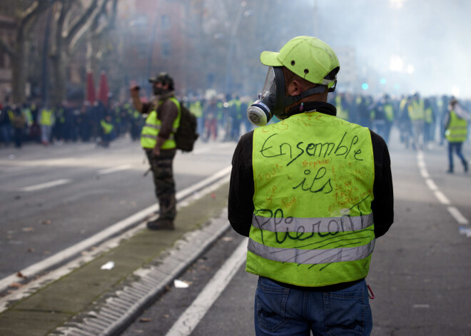 "Dzelteno vestu" protestos sestdien Francijā aizturēti 1723 cilvēki