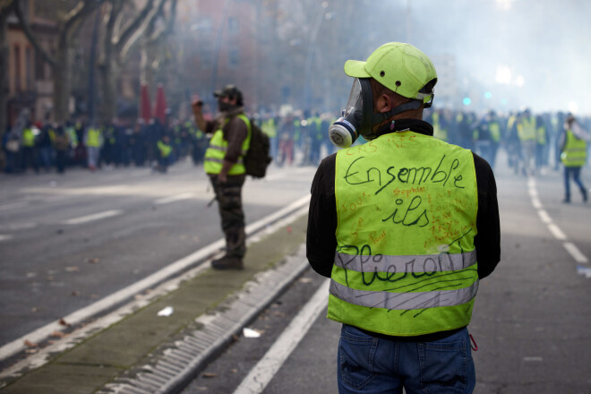 Pēc miermīlīga demonstrācijas sākuma Tulūzā, Francijā, "dzelteno vestu" protesti sestdien izvērtās grautiņos.