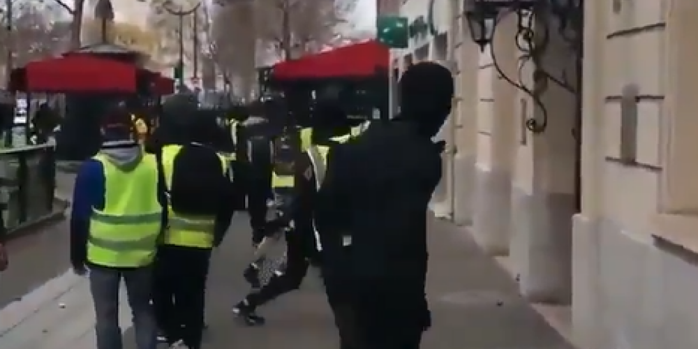 Sociālie tīkli mutuļo: vai Francijas "dzeltenās vestes" protestos sarunājas krieviski?